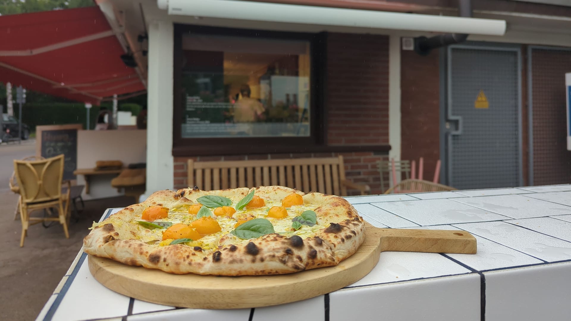 Snack vor dem Kiosk: Eine Pizza Bianca.