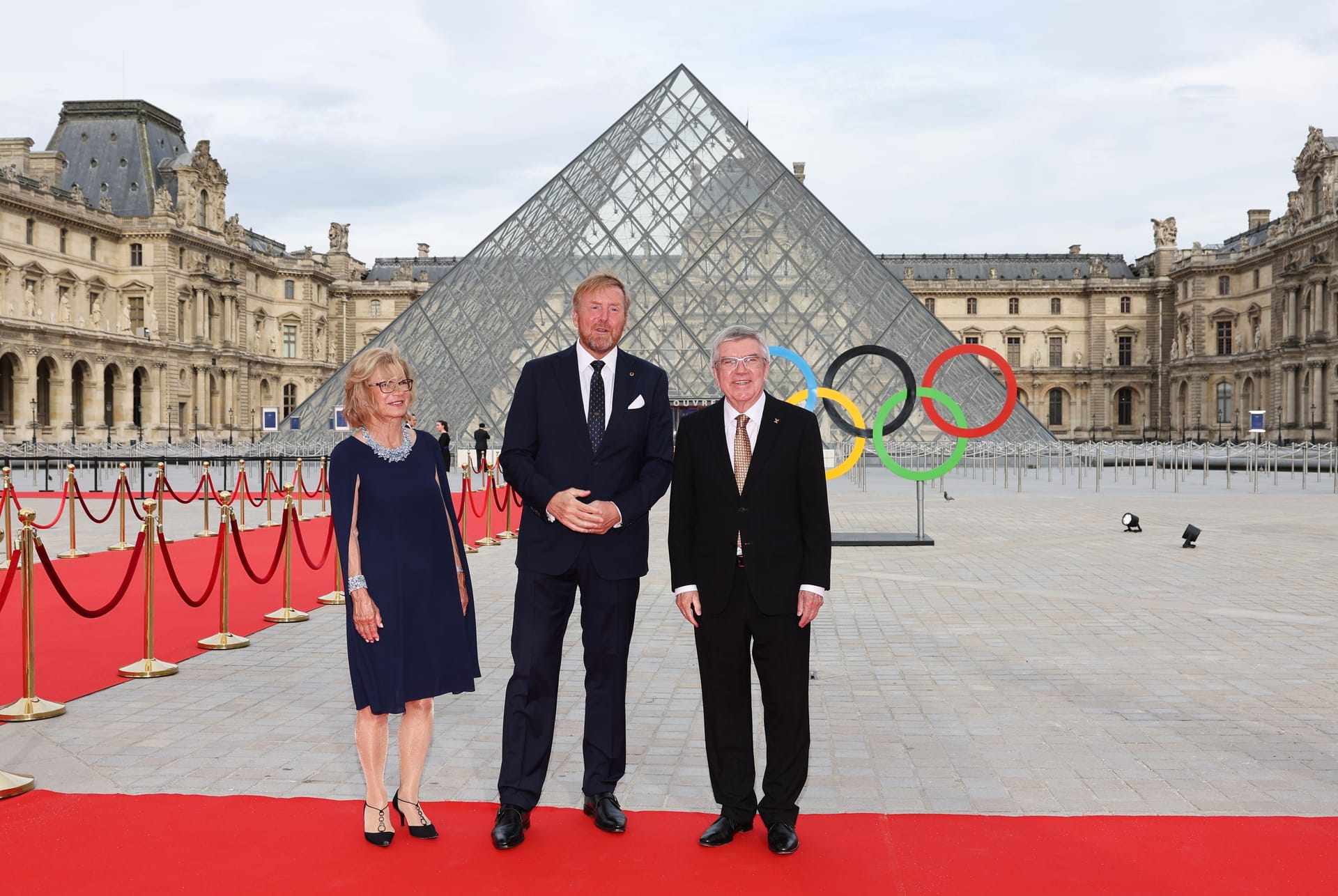 Thomas Bach (r.) und seine Frau Claudia Bach begrüßten König Willem-Alexander zum Gala-Dinner im Louvre.