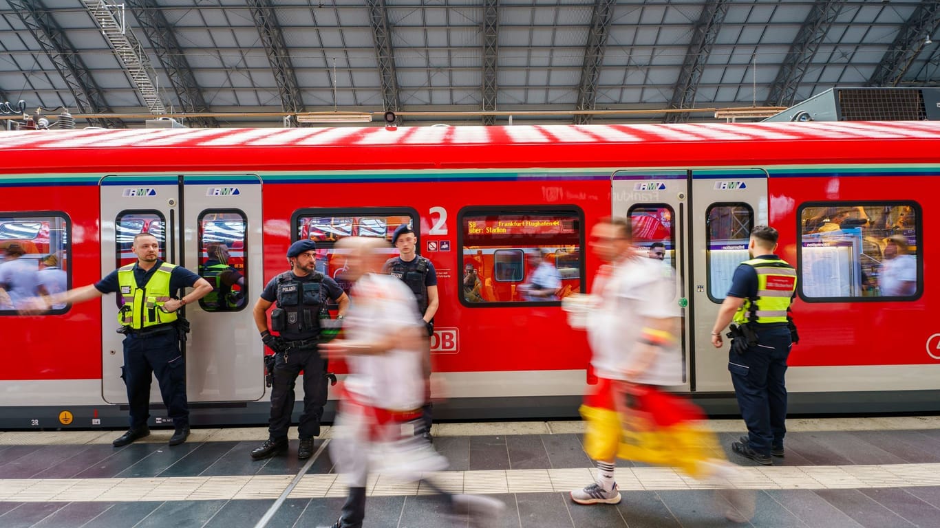 Pannen, überfüllte Bahnsteige und viele Verspätungen: Für die Bahn hagelt es harsche Kritik von Bodo Ramelow.