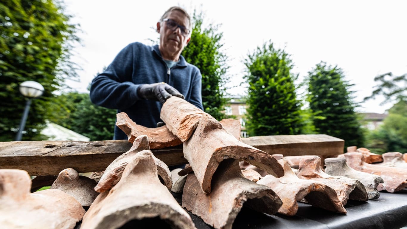 Bauforscher setzen historische Dachziegel zusammen