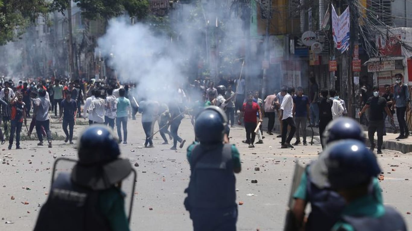 Studentenproteste in Bangladesch: Die Polizei geht mit brutaler Härte gegen die Demonstrierenden vor.