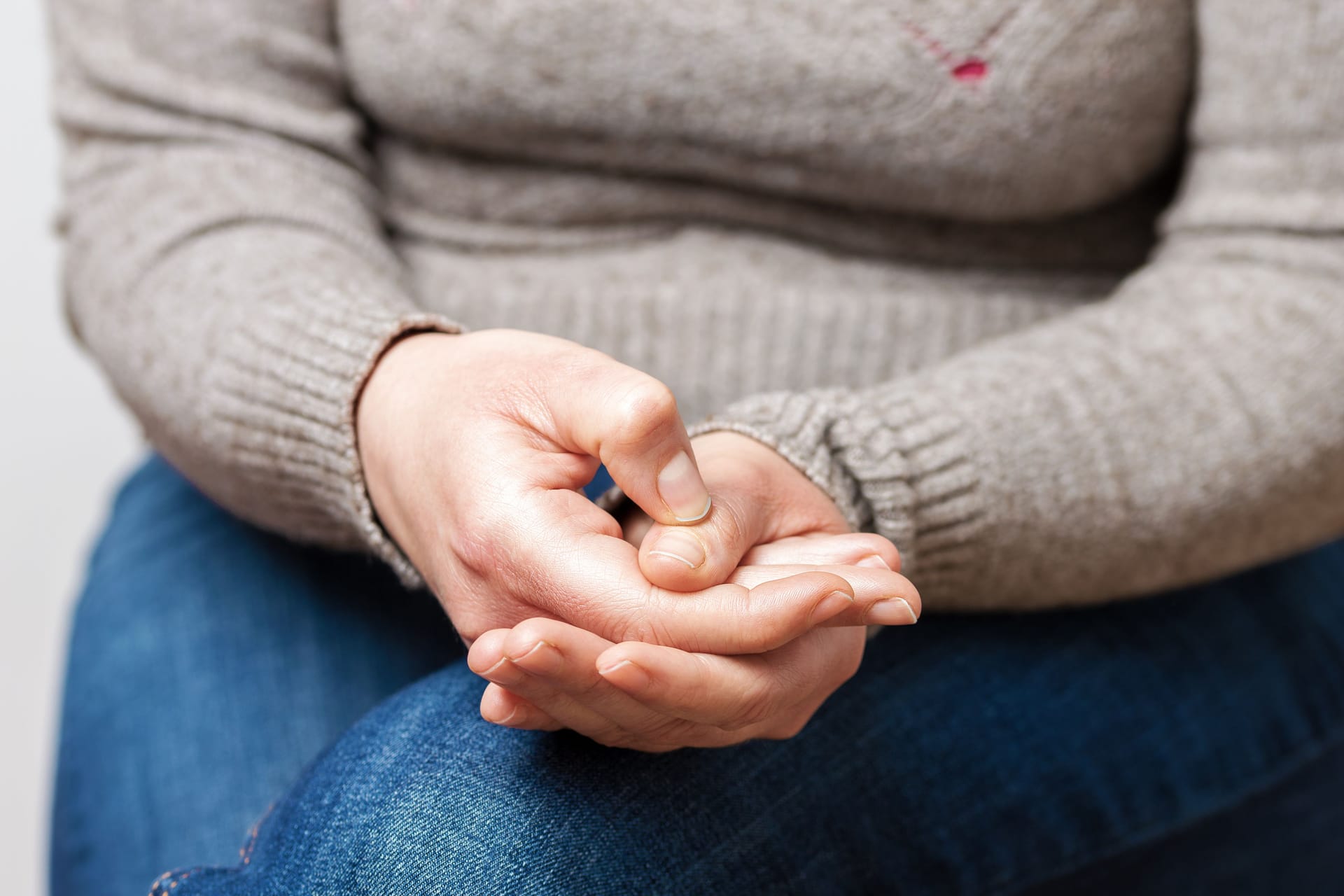 Eine Frau hält ihre Hand (Symbolbild): Im Mai und Juni wurden die meisten Fälle häuslicher Gewalt außerhalb von Corona in Berlin registriert.