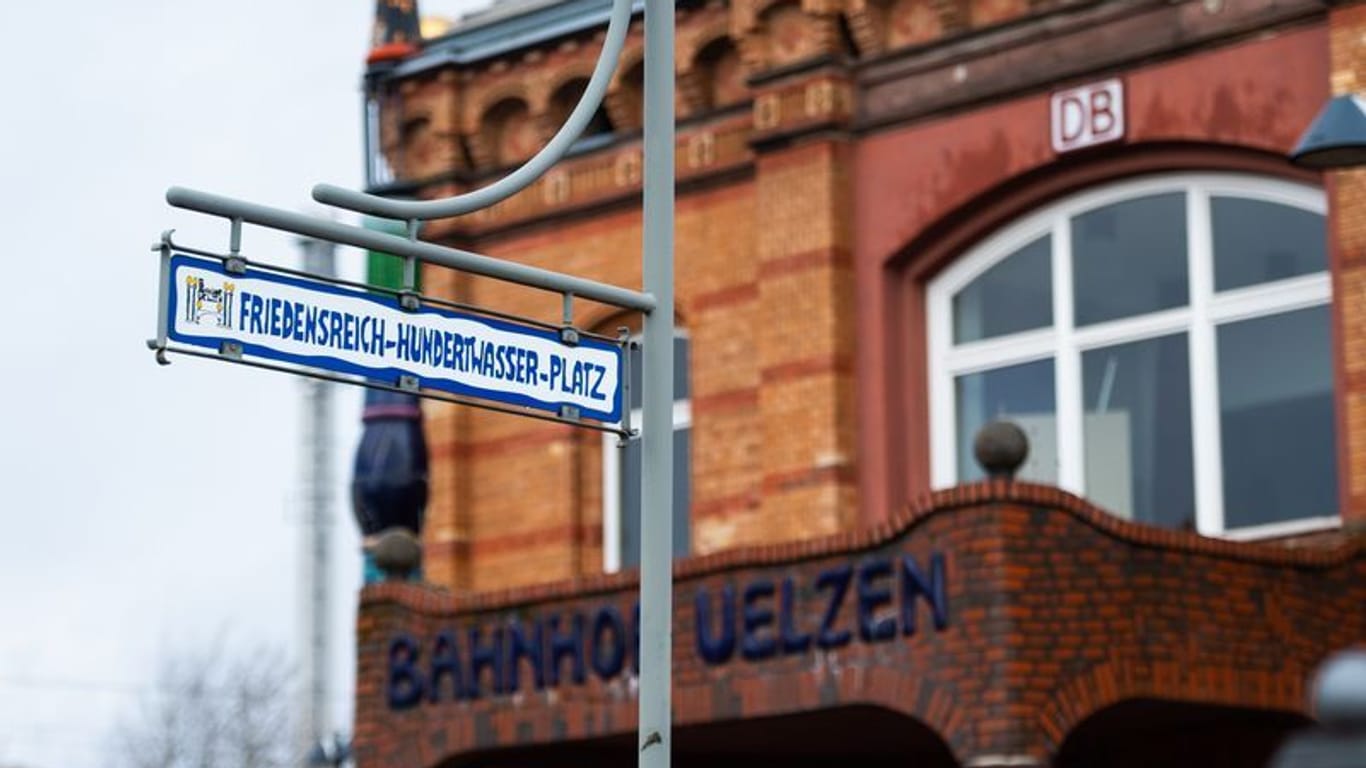 «Friedensreich-Hundertwasser-Platz» steht auf einem Schild vor dem Bahnhof in Uelzen.