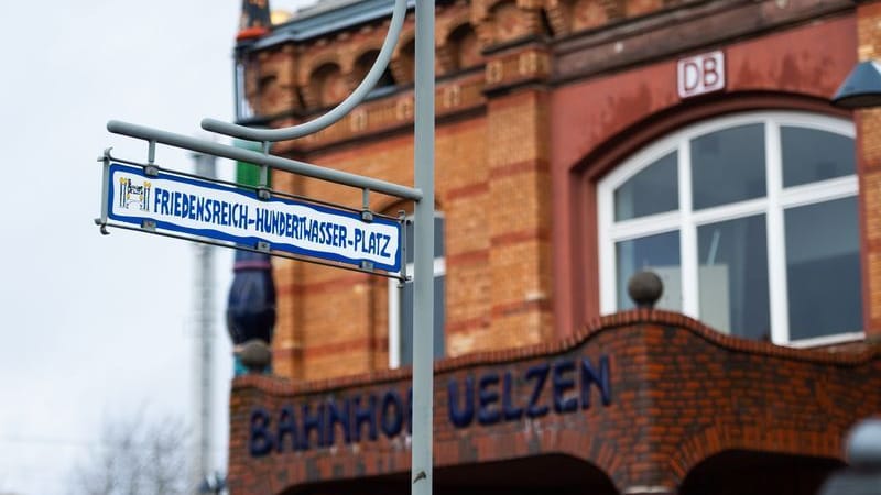 «Friedensreich-Hundertwasser-Platz» steht auf einem Schild vor dem Bahnhof in Uelzen.