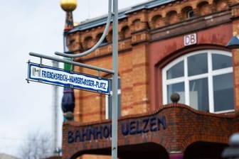 «Friedensreich-Hundertwasser-Platz» steht auf einem Schild vor dem Bahnhof in Uelzen.