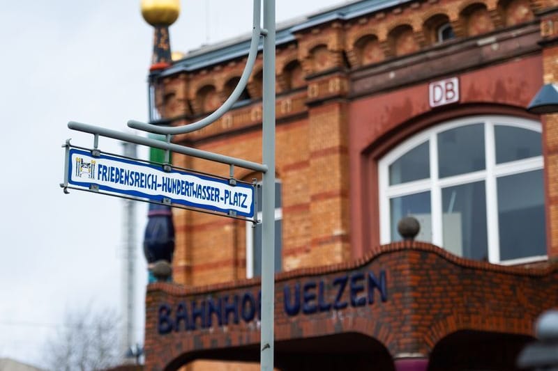 «Friedensreich-Hundertwasser-Platz» steht auf einem Schild vor dem Bahnhof in Uelzen.