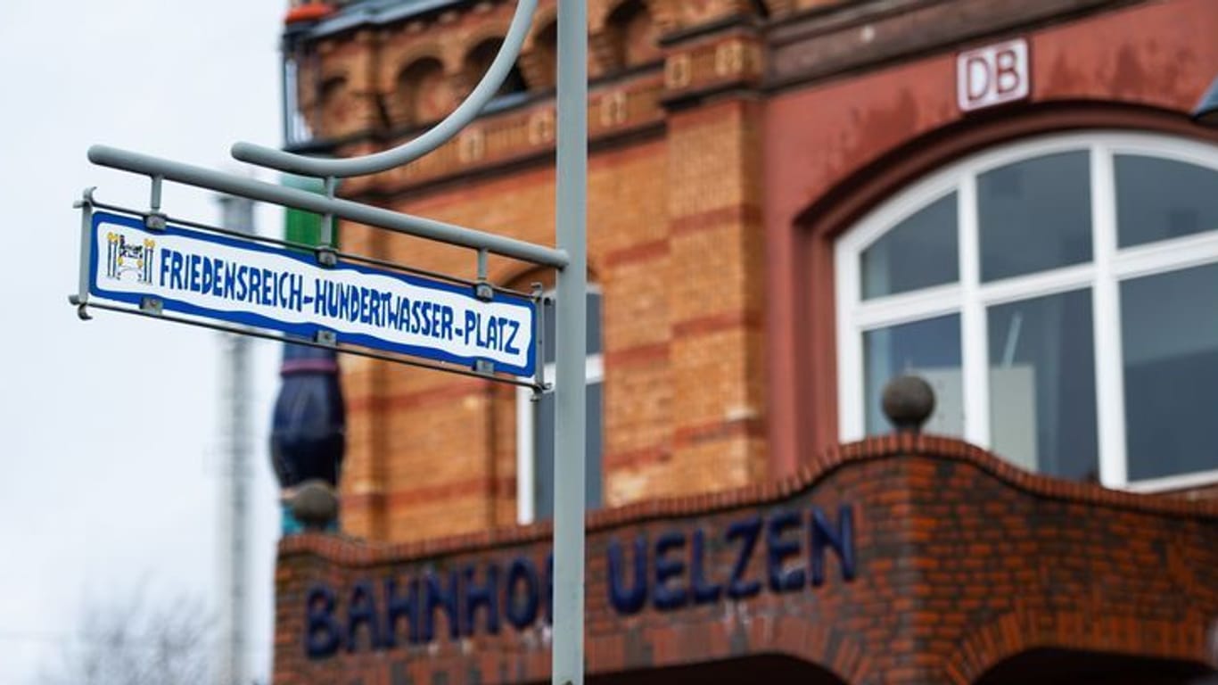 «Friedensreich-Hundertwasser-Platz» steht auf einem Schild vor dem Bahnhof in Uelzen.