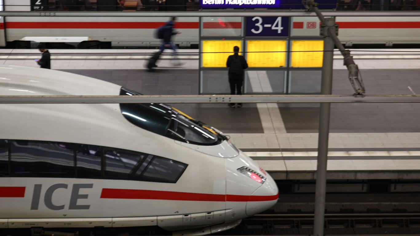 Zug auf dem Berliner Hauptbahnhof