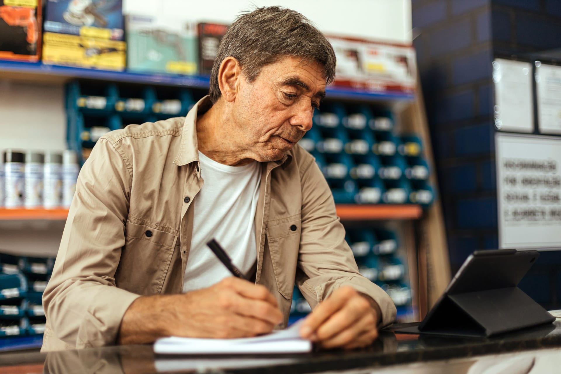 Mann arbeitet im Baumarkt: Wer sich zusätzlich zum Arbeitslosengeld etwas hinzuverdienen möchte, stößt schnell an seine Grenzen.