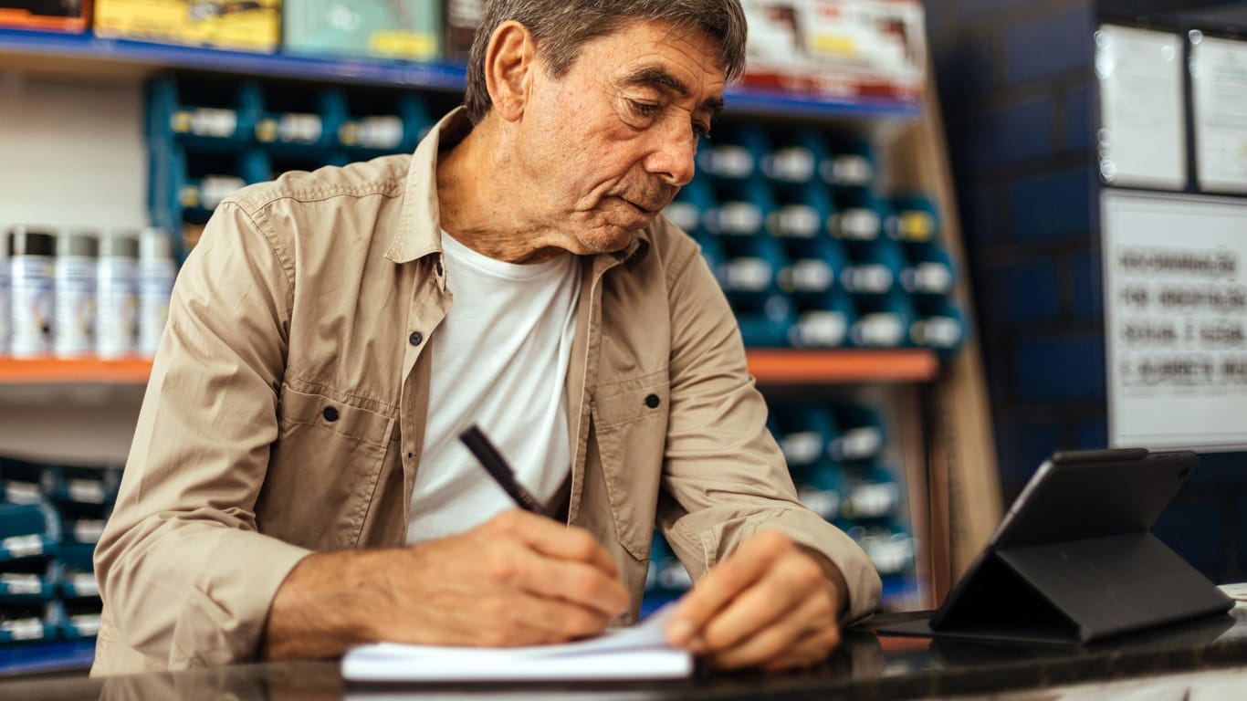 Mann arbeitet im Baumarkt: Wer sich zusätzlich zum Arbeitslosengeld etwas hinzuverdienen möchte, stößt schnell an seine Grenzen.