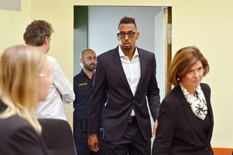 Jérôme Boateng betritt den Gerichtssaal (Archivbild): Am Freitag wird der Prozess in München fortgesetzt.