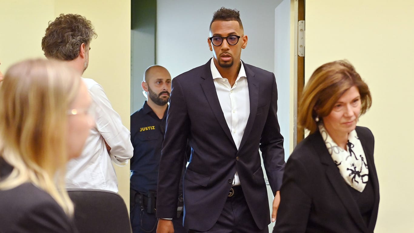 Jérôme Boateng betritt den Gerichtssaal (Archivbild): Am Freitag wird der Prozess in München fortgesetzt.