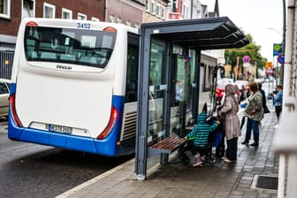 Kuriose Bushaltestelle am Duisburger Bismarckplatz