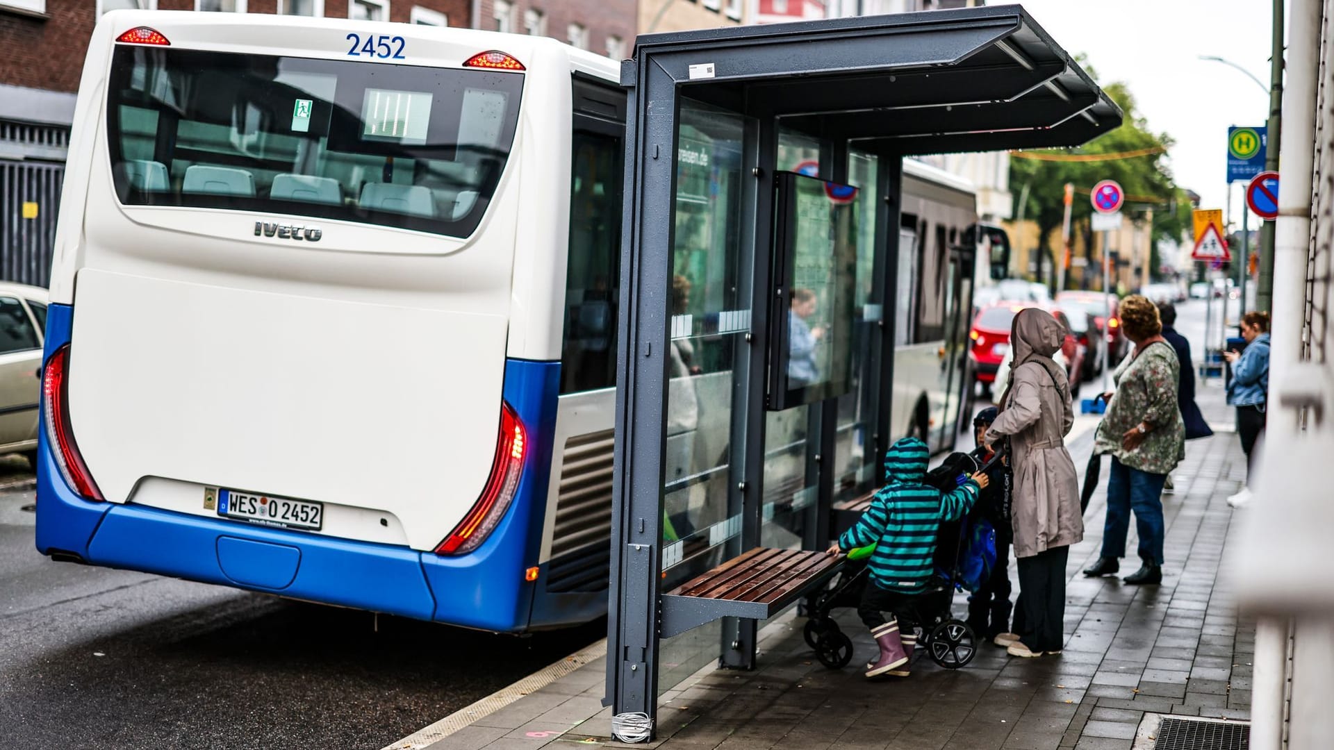 Kuriose Bushaltestelle am Duisburger Bismarckplatz Kuriose Bushaltestelle am Duisburger Bismarckplatz