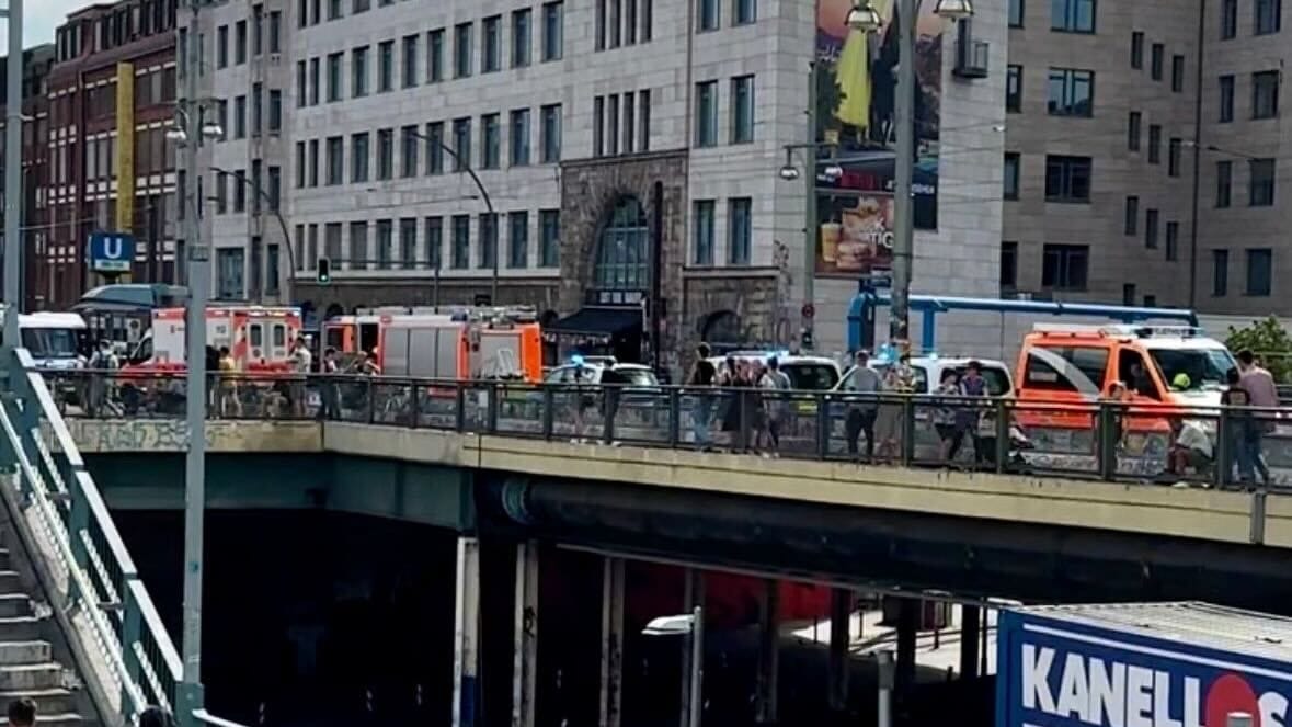 Blaulicht an der Warschauer Straße: Der Bahnhof war eine Stunde abgesperrt.