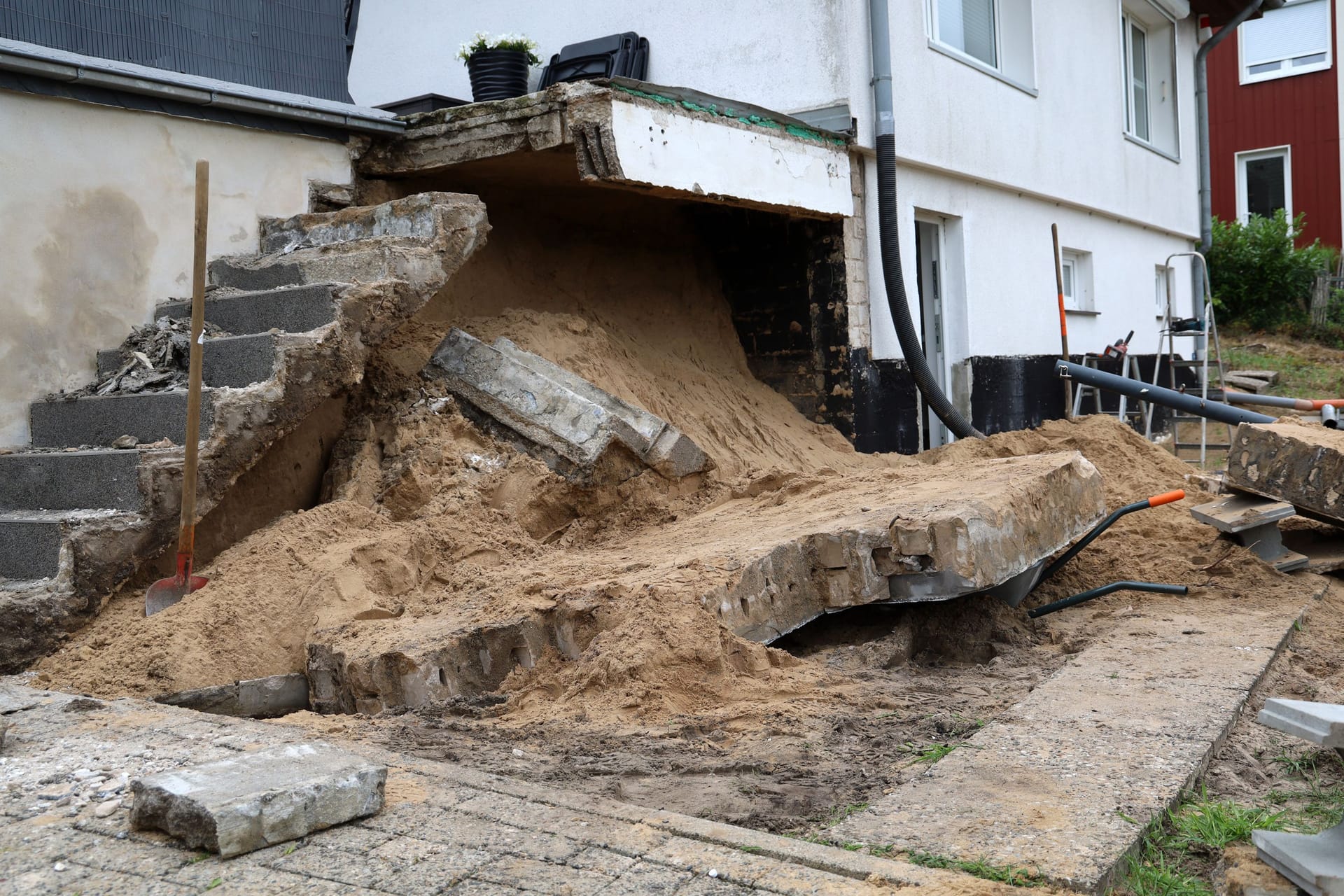 Eingestürzte Mauer an einem Wohnhaus: Die Feuerwehr schätzte die Situation als lebensbedrohlich ein.