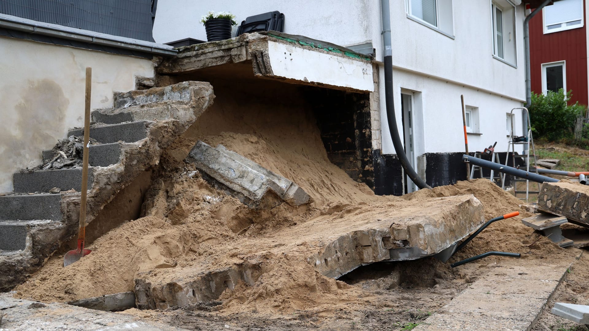 Eingestürzte Mauer an einem Wohnhaus: Die Feuerwehr schätzte die Situation als lebensbedrohlich ein.