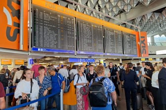 Lage am Frankfurter Flughafen: Reisende sind angespannt, Flüge werden annulliert