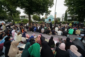 Gläubige Muslime vor der geschlossenen Blauen Moschee in Hamburg: Sie haben sich zum Freitagsgebet eingefunden.