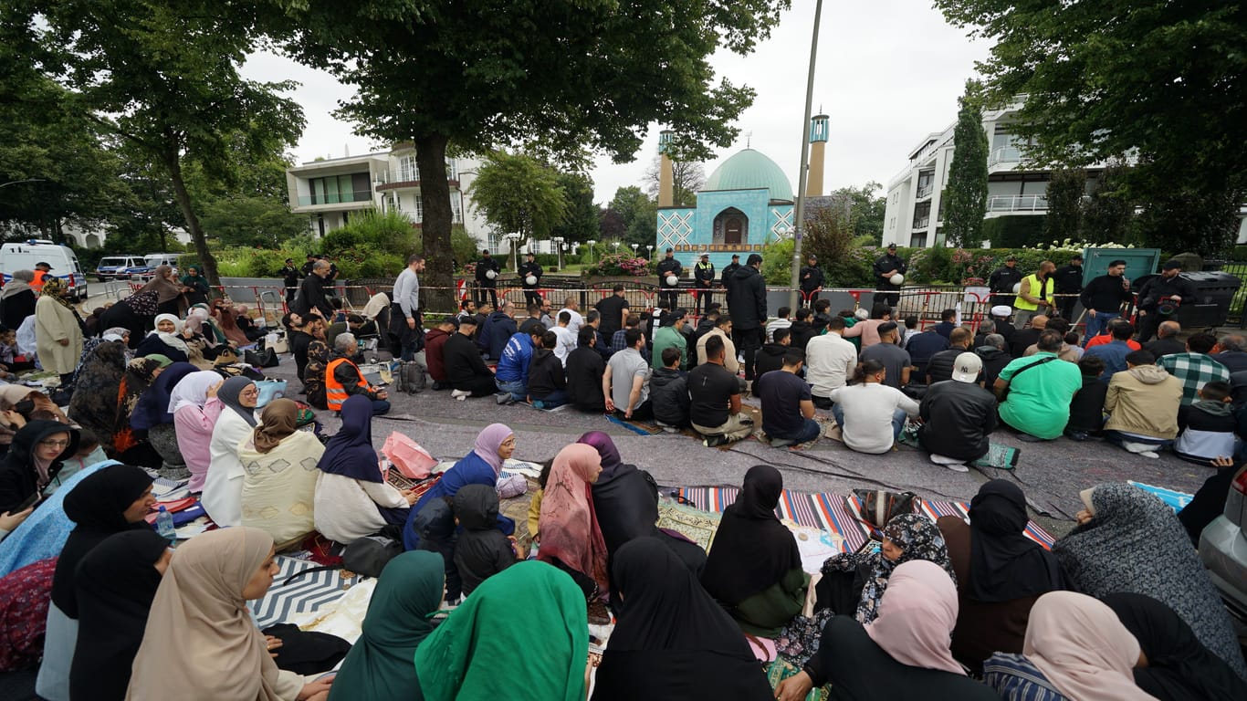 Gläubige Muslime vor der geschlossenen Blauen Moschee in Hamburg: Sie haben sich zum Freitagsgebet eingefunden.