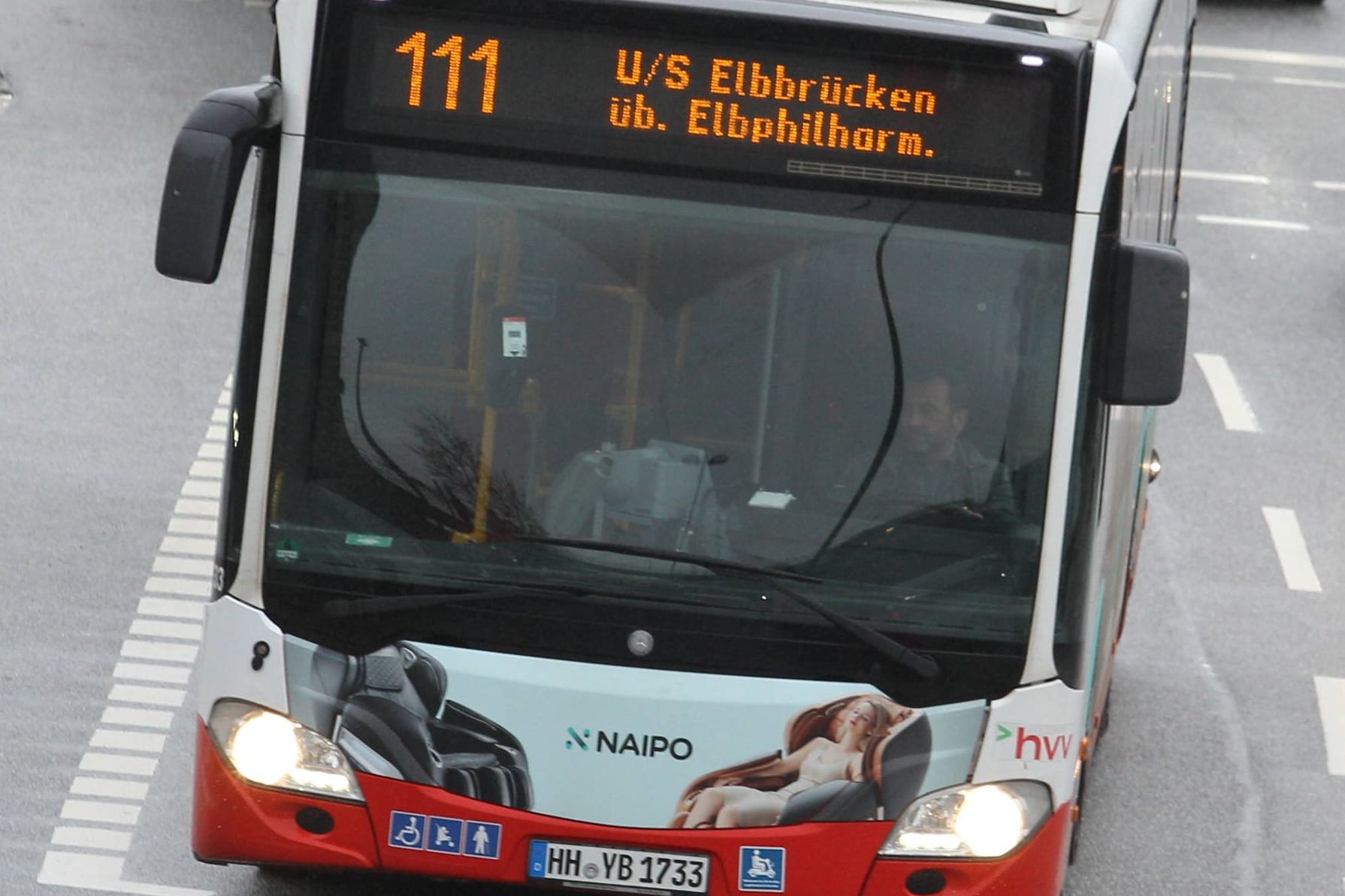 Ein Bus fährt durch Hamburg (Symbolbild): Im Hamburger Süden soll eine neue Expresslinie ab sofort Verbesserungen bringen.