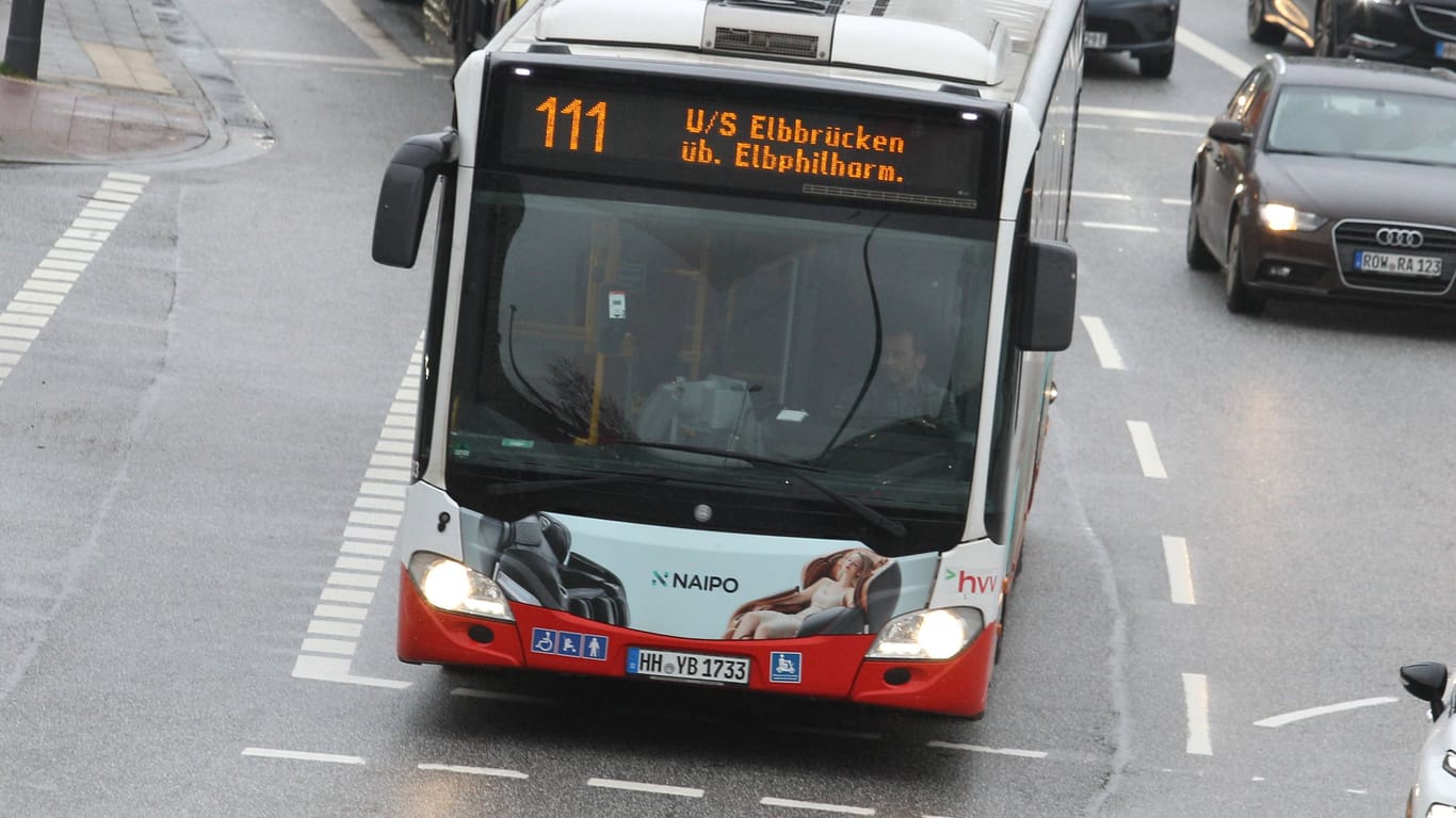 Ein Bus fährt durch Hamburg (Symbolbild): Im Hamburger Süden soll eine neue Expresslinie ab sofort Verbesserungen bringen.