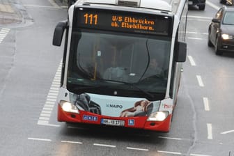 Ein Bus fährt durch Hamburg (Symbolbild): Im Hamburger Süden soll eine neue Expresslinie ab sofort Verbesserungen bringen.