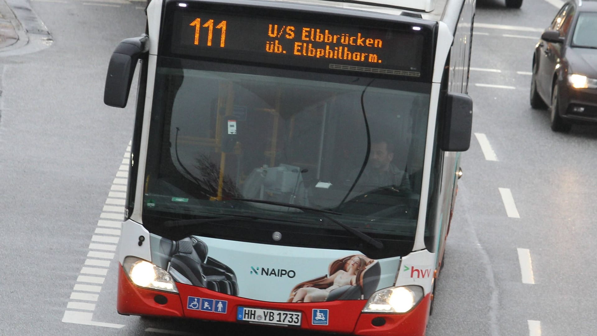 Ein Bus fährt durch Hamburg (Symbolbild): Im Hamburger Süden soll eine neue Expresslinie ab sofort Verbesserungen bringen.