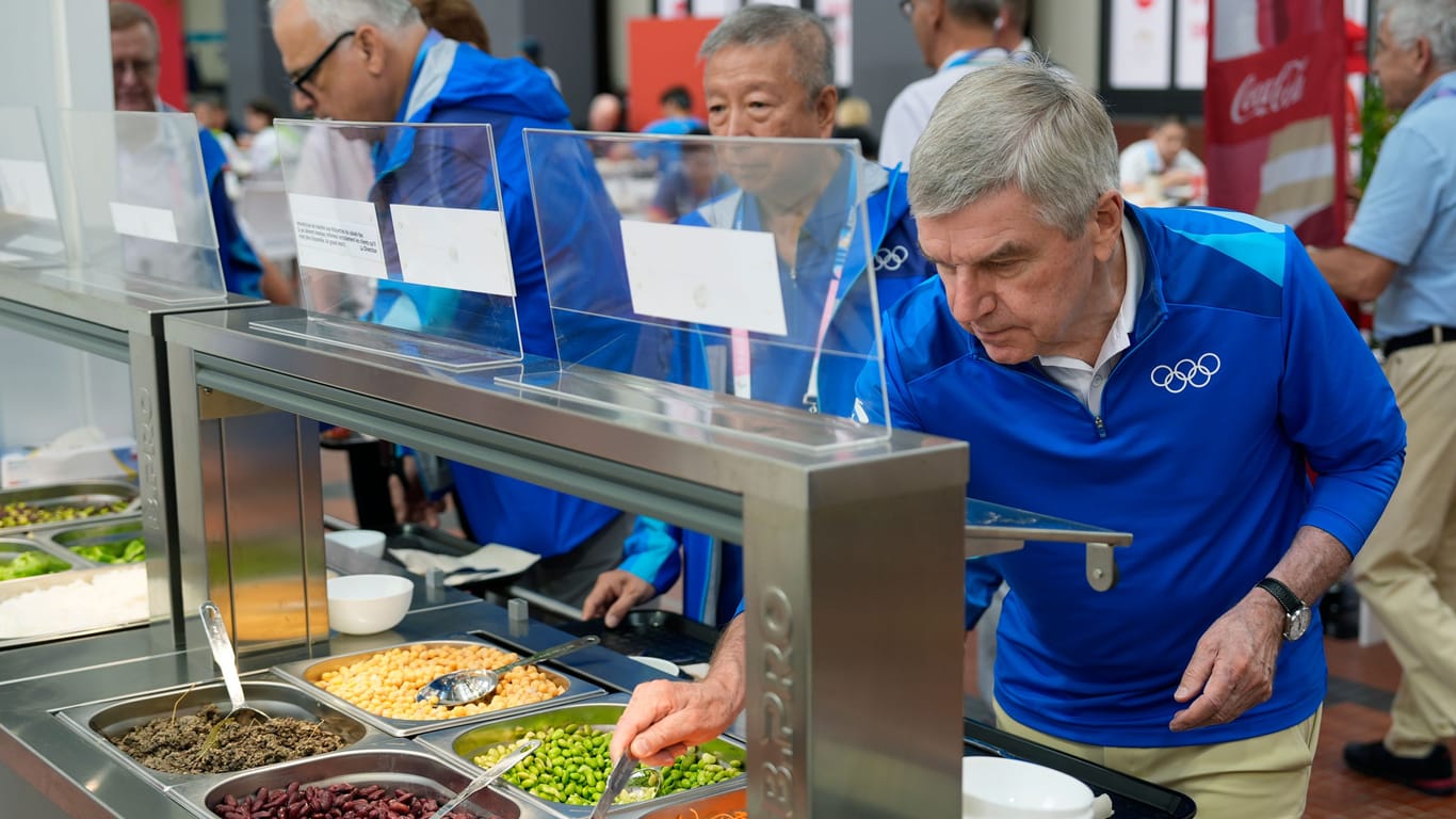 Thomas Bach: Der Präsident des IOC an einer Salattheke.