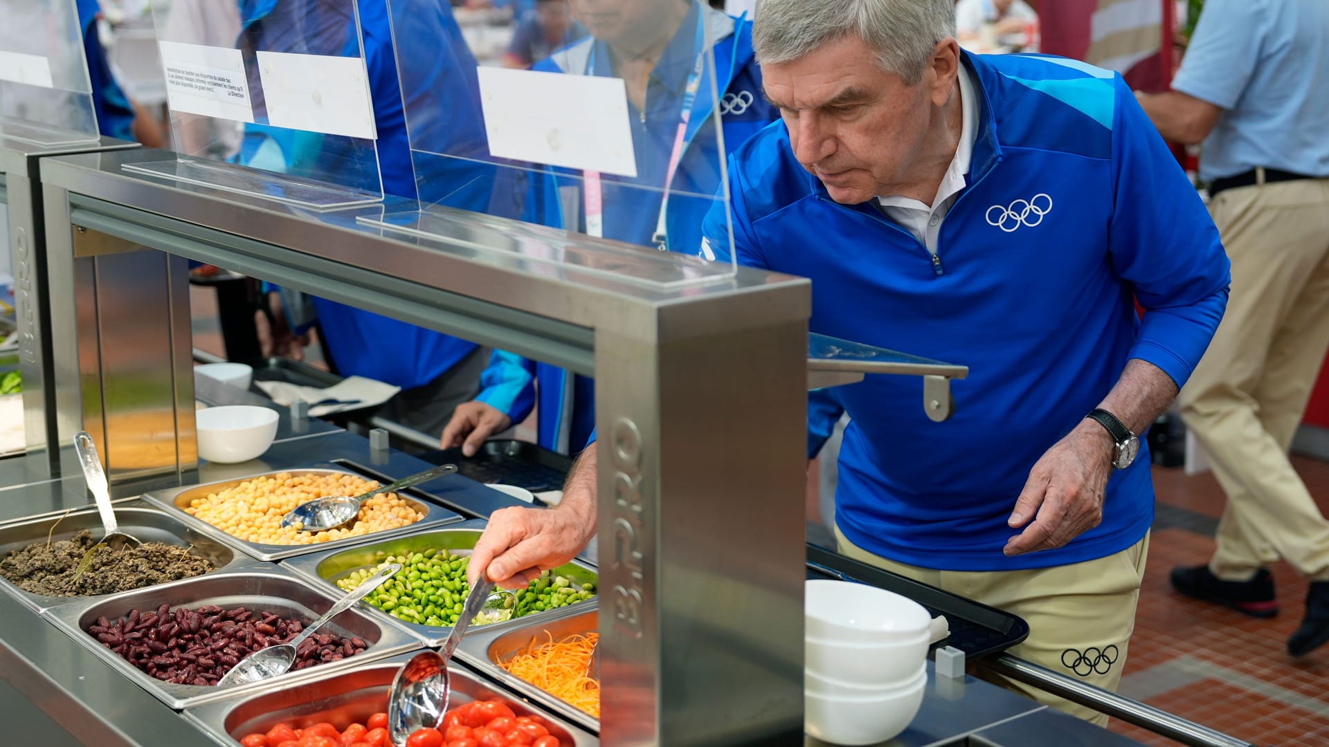 Thomas Bach: Der Präsident des IOC an einer Salattheke.