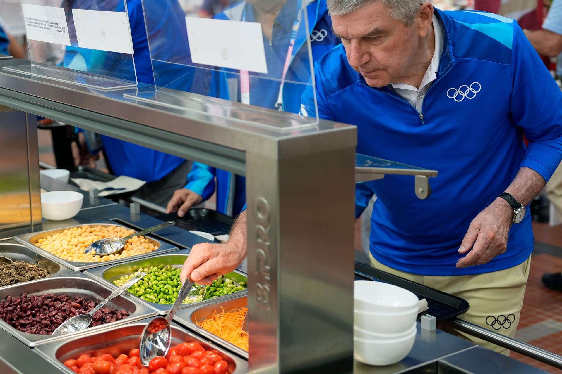 Thomas Bach: Der Präsident des IOC an einer Salattheke.