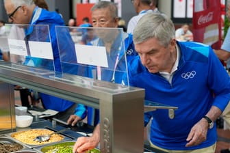 Thomas Bach: Der Präsident des IOC an einer Salattheke.