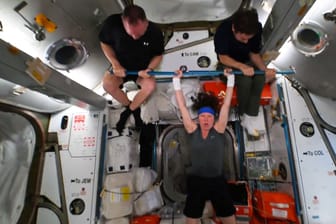 Olympia im All: ISS-Astronautin hebt Gewicht in der Schwerelosigkeit.