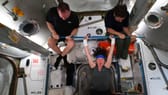 Olympia im All: ISS-Astronautin hebt Gewicht in der Schwerelosigkeit.