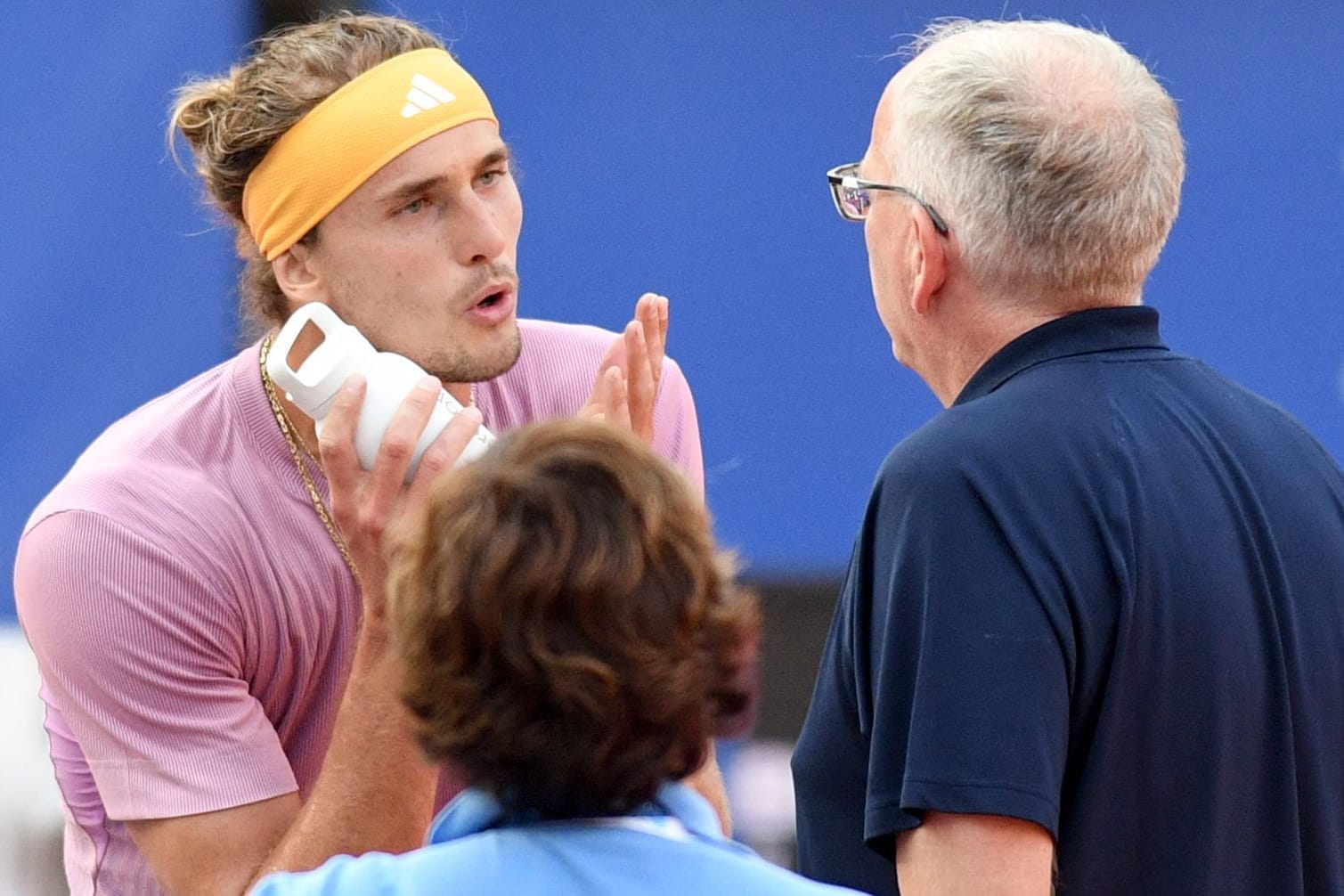 Aufgeregt: Alexander Zverev in der Diskussion mit dem Supervisor.