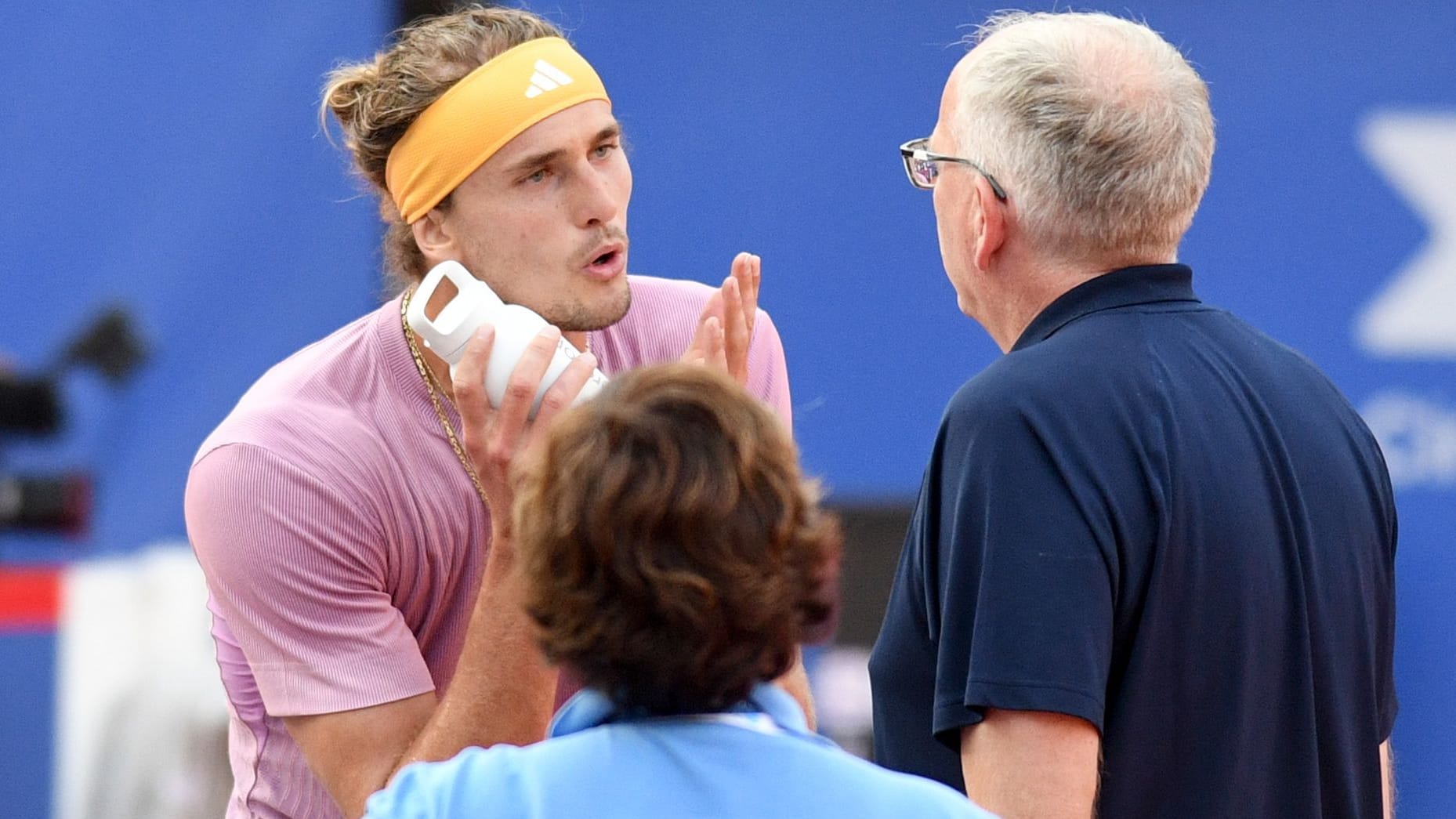 Aufgeregt: Alexander Zverev in der Diskussion mit dem Supervisor.