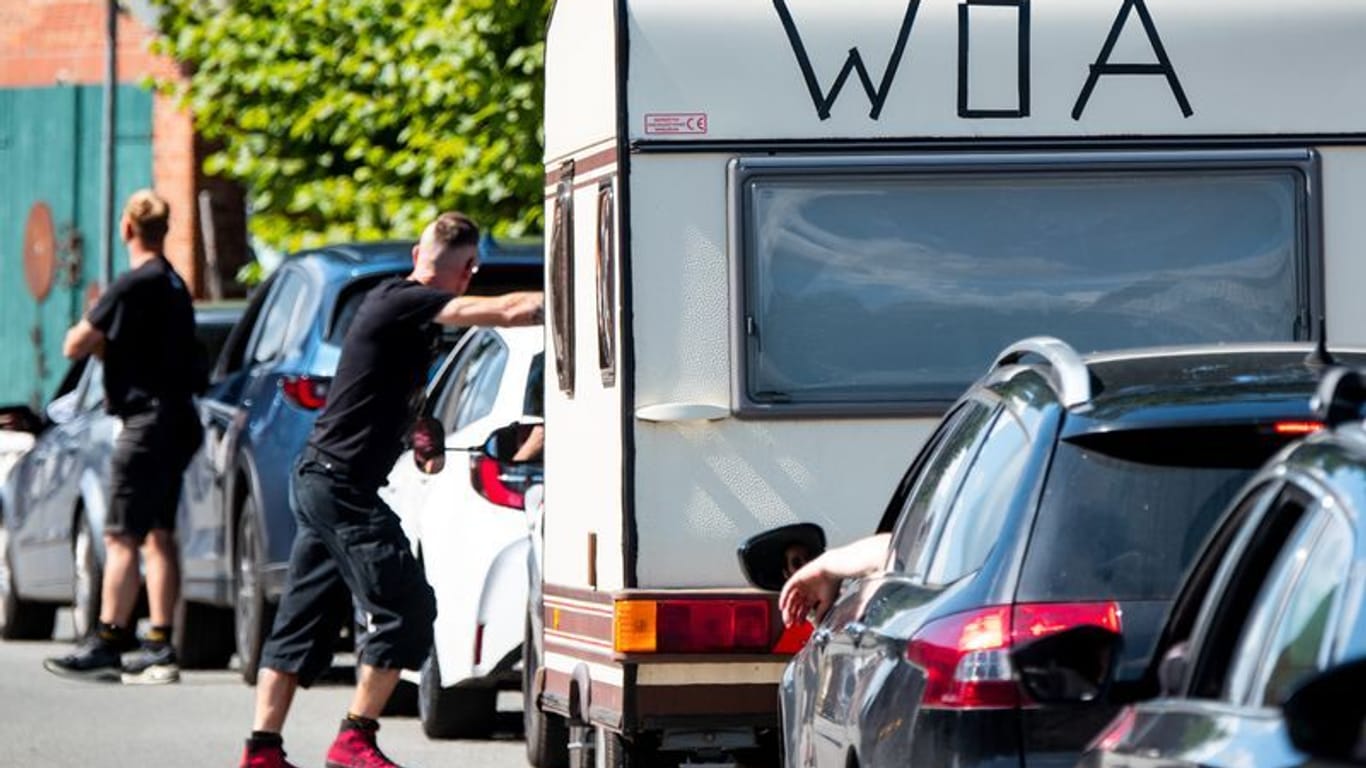 Fans des Heavy-Metal-Festivals Wacken Open Air stehen in einer Auto-Schlange.