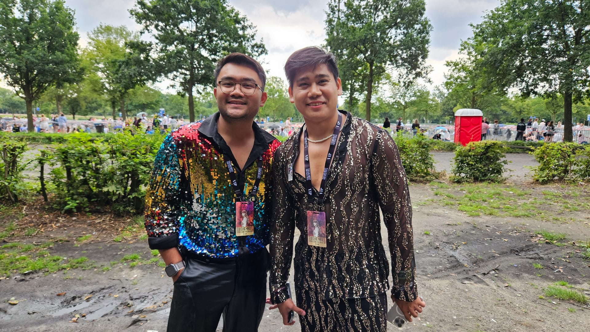 Für Taylor Swift nahmen viele Fans eine weite Anreise auf sich: Aries Paltao und Mart Anthony Matira reisten von den Philippinen zum Konzert an. Für Taylor Swift nahmen viele Fans eine weite Anreise auf sich: Aries Paltao und Mart Anthony Matira reisten von den Philippinen zum Konzert an.