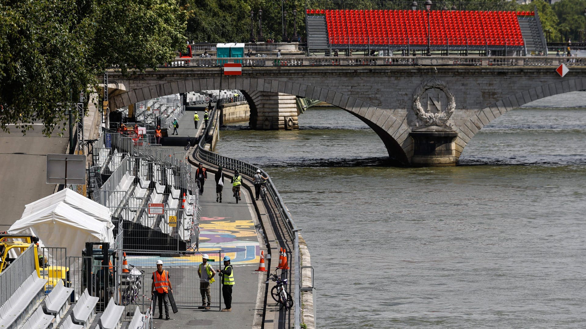 Tribünen für Olympia am Ufer: Die Seine soll am 26. Juli zum Schauplatz der Eröffnungsfeier werden.