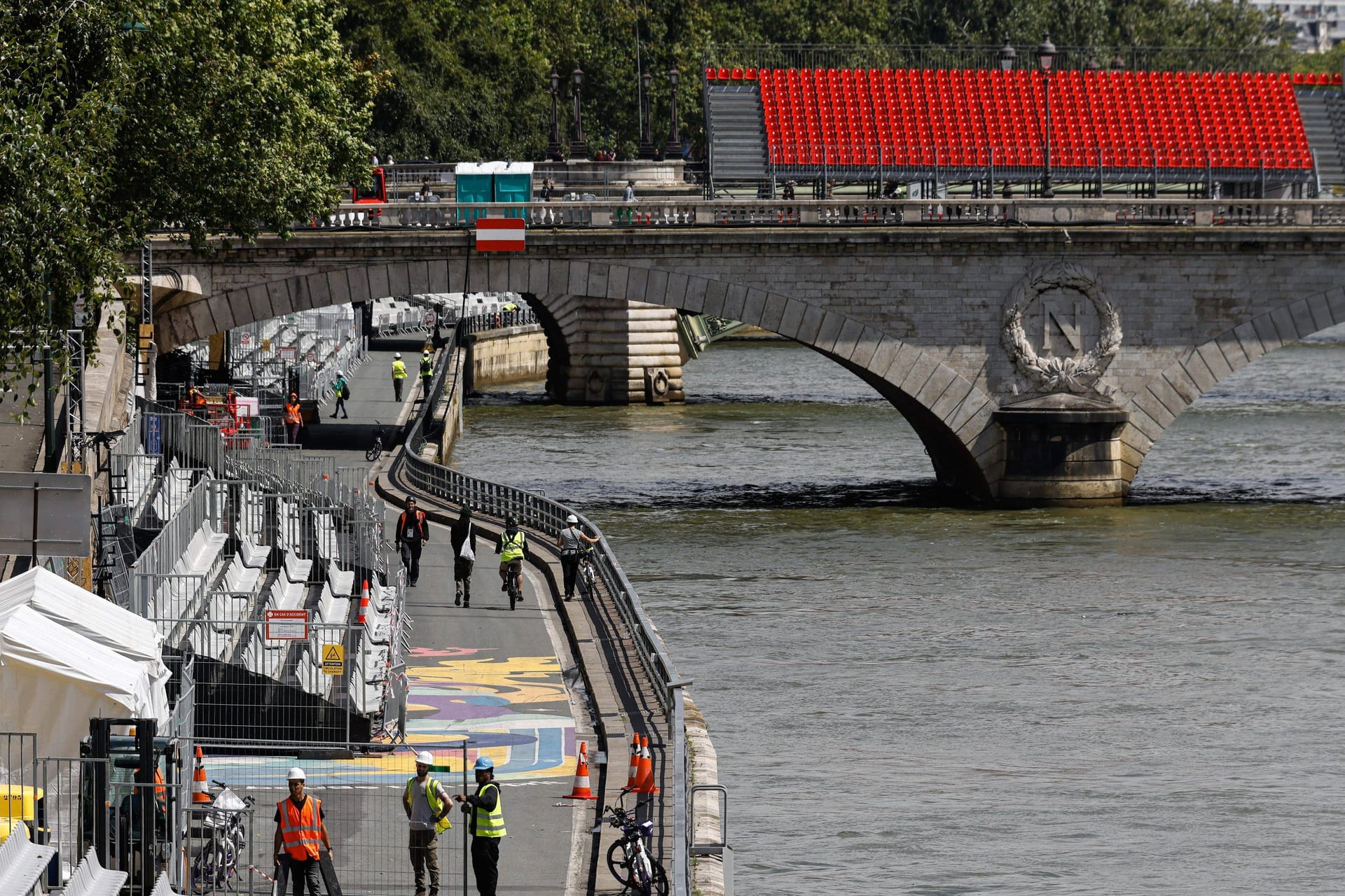 Tribünen für Olympia am Ufer: Die Seine soll am 26. Juli zum Schauplatz der Eröffnungsfeier werden.