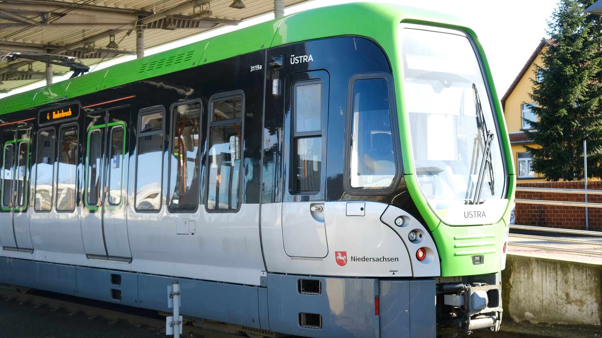 Eine Stadtbahn in Hannover (Symbolfoto): Unbekannte haben eine 56-Jährige vor eine fahrende Bahn getreten.