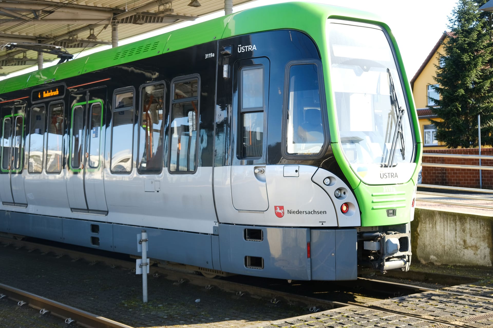 Eine Stadtbahn in Hannover (Symbolfoto): Unbekannte haben eine 56-Jährige vor eine fahrende Bahn getreten.