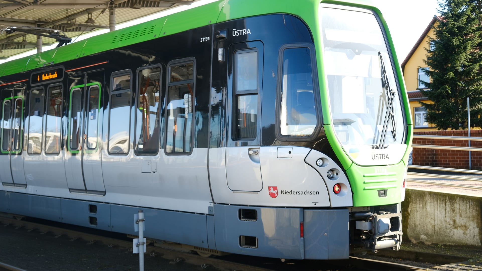 Eine Stadtbahn in Hannover (Symbolfoto): Unbekannte haben eine 56-Jährige vor eine fahrende Bahn getreten.