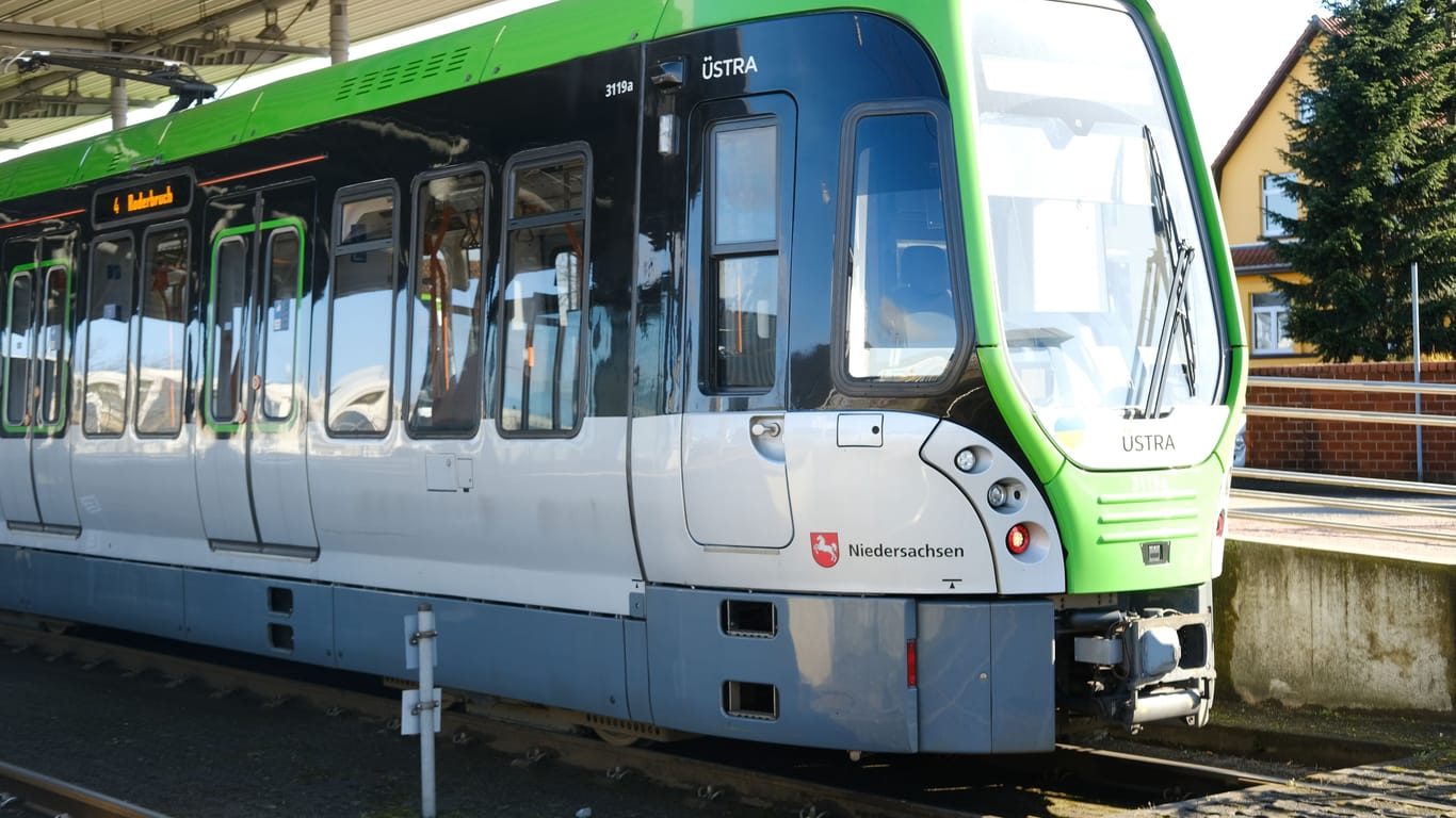 Eine Stadtbahn in Hannover (Symbolfoto): Unbekannte haben eine 56-Jährige vor eine fahrende Bahn getreten.