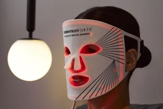 Die LED-Lichttherapie-Maske von CurrentBody verspricht Anti-Aging, Reduktion von Gesichtsfalten und vieles mehr. Wir haben sie getestet.