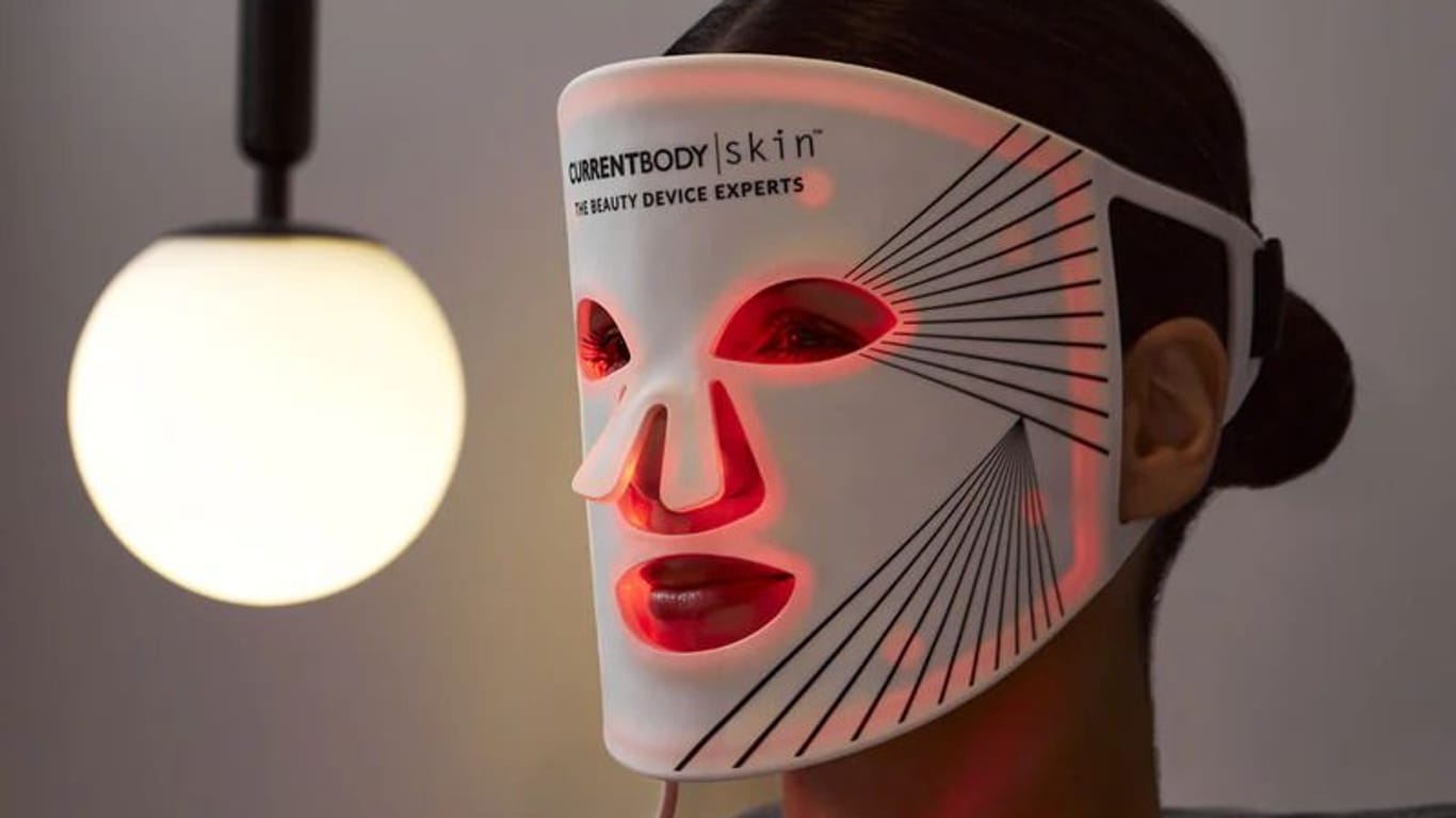 Die LED-Lichttherapie-Maske von CurrentBody verspricht Anti-Aging, Reduktion von Gesichtsfalten und vieles mehr. Wir haben sie getestet.