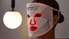 Die LED-Lichttherapie-Maske von CurrentBody verspricht Anti-Aging, Reduktion von Gesichtsfalten und vieles mehr. Wir haben sie getestet.