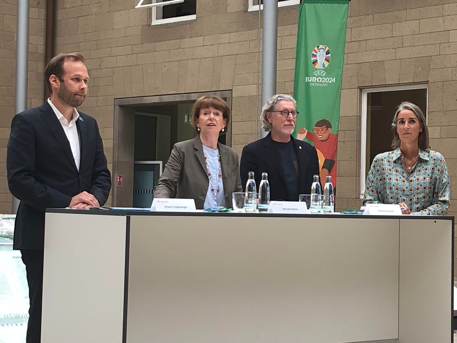 Mit der EM zufrieden: Robert Voigtsberger, Henriette Reker, EM-Botschafter Toni Schumacher und Pressesprecherin Simone Winkelhog (v. l.).