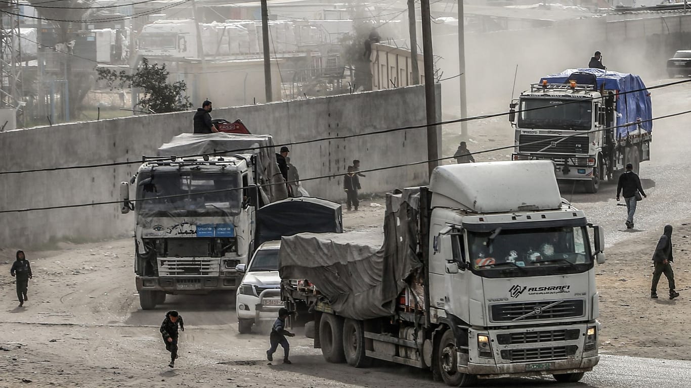 Hilfsgüter für den Gazastreifen werden transportiert (Symbolbild): Eine Waffenruhe könnte bald kommen.