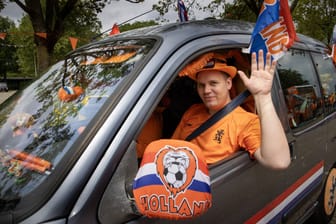 Niederländischer Fußballfan auf dem Weg zur EM (Symbolfoto): Eine Aktion der Oranje-Fans in Dortmund sorgt für Amüsement.